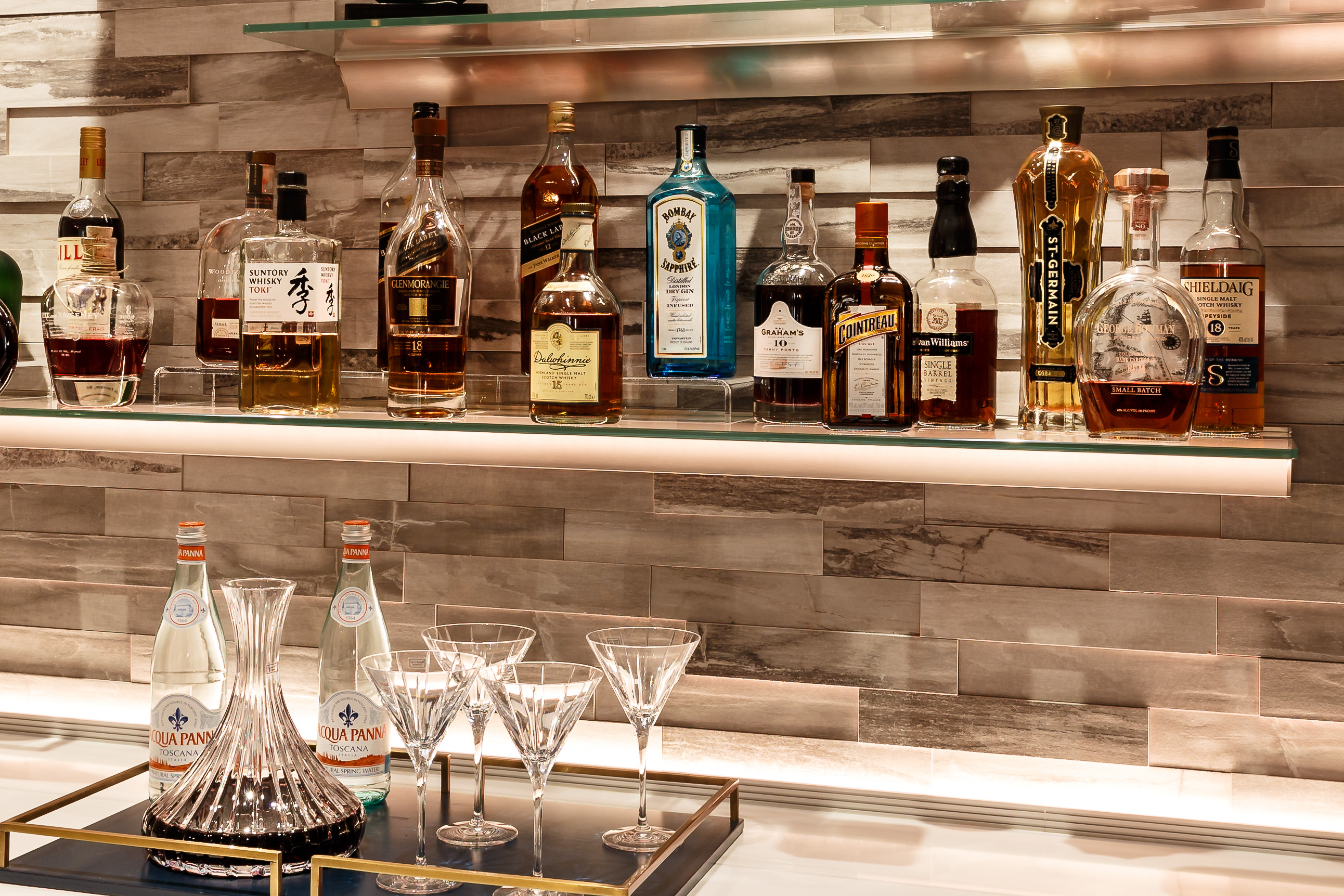 Bar detailed stone shelf white